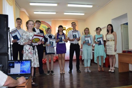 Выпускной вечер в ДШИ р.п.Каменоломни по традиции мы называем праздником содружества и единения музыкального, изобразительного и хореографического искусства.