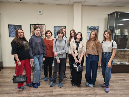 Учащиеся художественного отделения посетили открытие выставки Плотниковой М.Г. "Контраст-яркость"