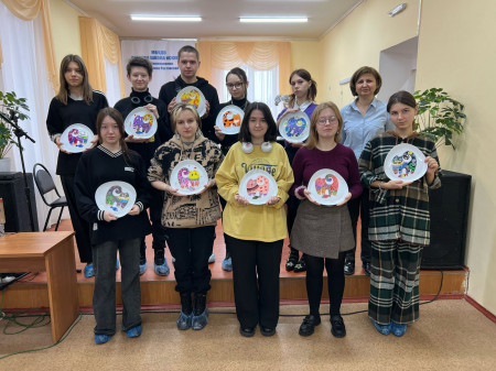 Мастер-класс «Роспись керамической тарелки акриловыми красками», проведенный в рамках федерального проекта «Пушкинская карта»